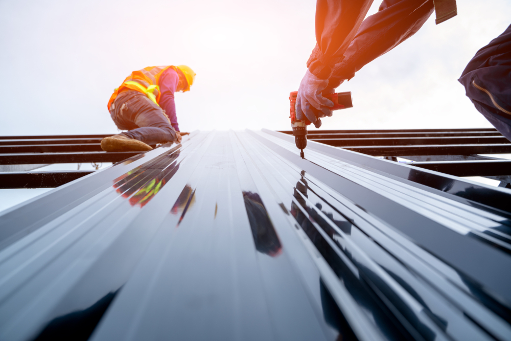 Roofer,Worker,In,Protective,Uniform,Wear,And,Gloves,,Using,Air